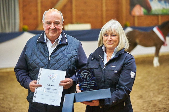 Annette und Gunter Marx vom Kastanienhof Eifa wurden auf der Hengstkörung Alsfeld mit dem Verbandsehrenpreis ausgezeichnet, Foto Joachim Hecker