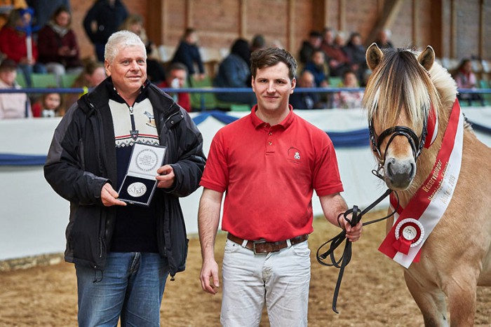 Reservesiegerhengst Venlo mit Vorführer Bo Eitenmüller und Besitzer Rüdiger Ruf vom Fjordgestüt Fjellhorn, Foto: Joachim Hecker
