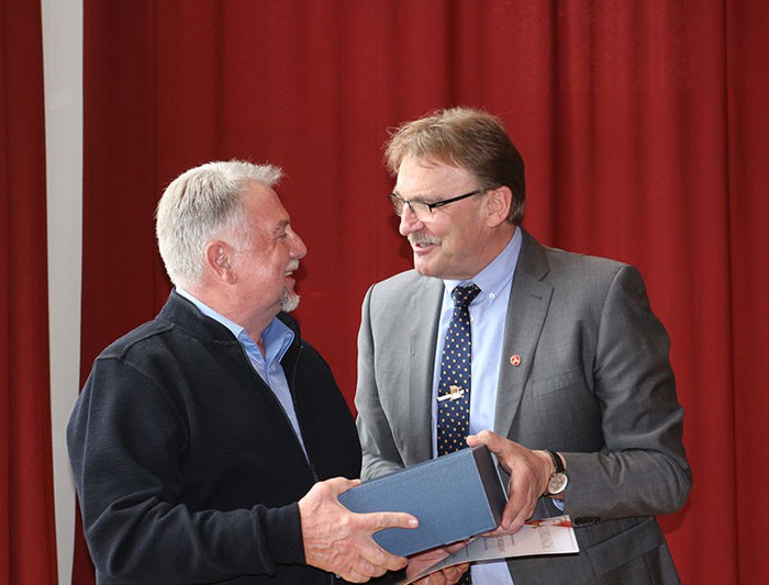 Erich Schmidt (links) freute sich über die Ehrung zur 30-jährigen Mitgliedschaft