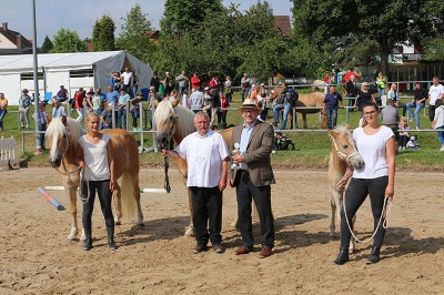 Der Landrat des Odenwaldkreis Frank Matiaske gratulierte Wolfgang Pabst zur Siegerfamilie der Luna