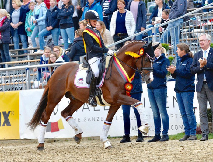 Cosmo Royale mit seiner jugendlichen Reiterin Sophie Louisa Duen bei der  Champions-Ehrung