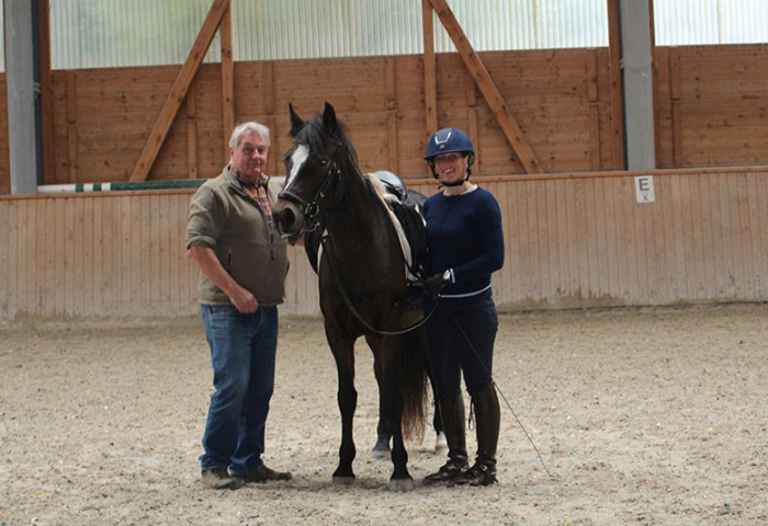 Patriks Fianna beim Fremdreitertest mit Prüfungsleiter Andreas Müller und Fremdreiterin Heike Schäfer