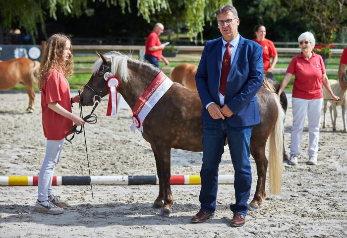 Siegerin Classic Pony und Richter Kollege Jörg Menge