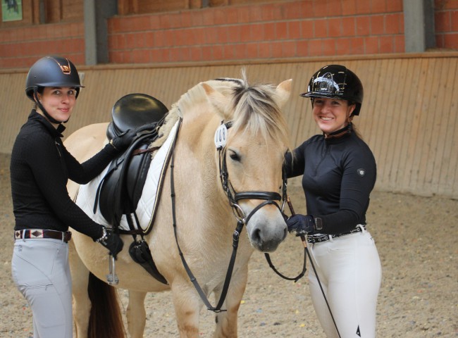 Fremdreiterin Annika Dechert, links, übernimmt die Stute Lynn von Luisa Eitenmüller