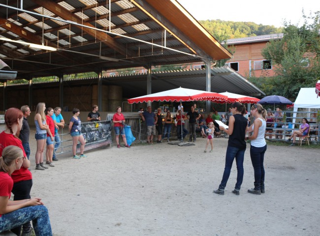 Viele interessierte Zuschauer bei der Ergebnisverkündung in Bensheim-Zell