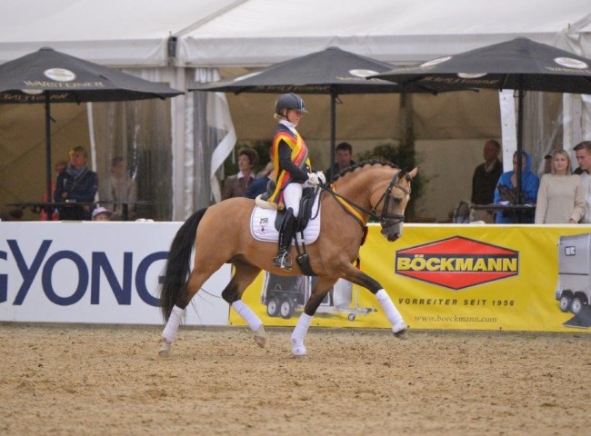 Bundeschampion Clooney mit Wibke Hartmann-Stommel  Foto: Reumann