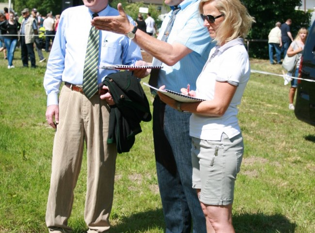 Bürgermeister Rainer Vollmöller interessierte sich sehr für die Arbeit der Richter Iris Bach und Klaus Biedenkopf